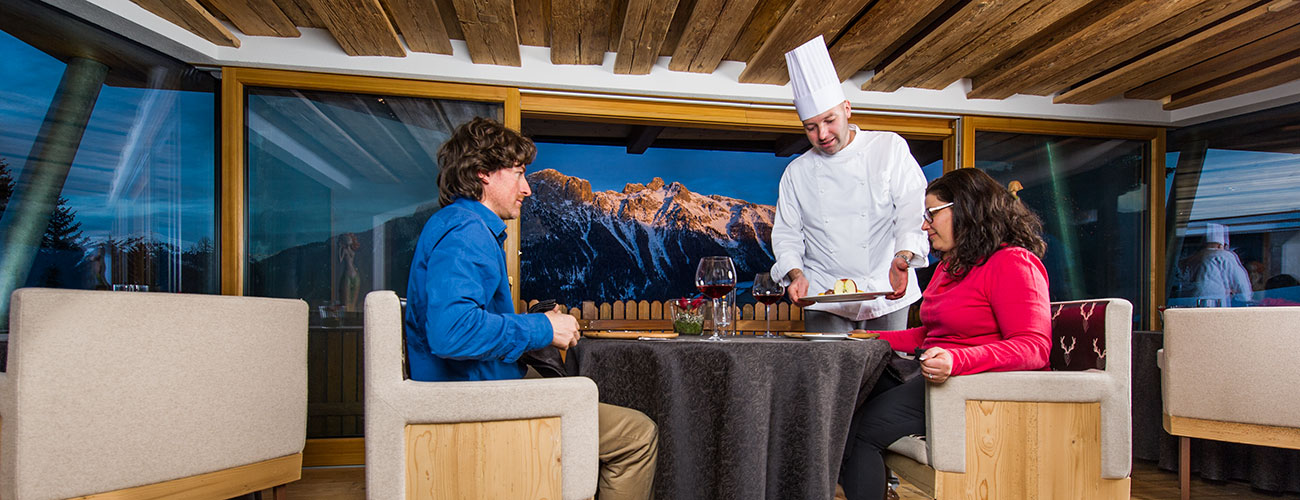 Il ristorante stellato Michelin L'Chimpl in Trentino con vista sulle montagne